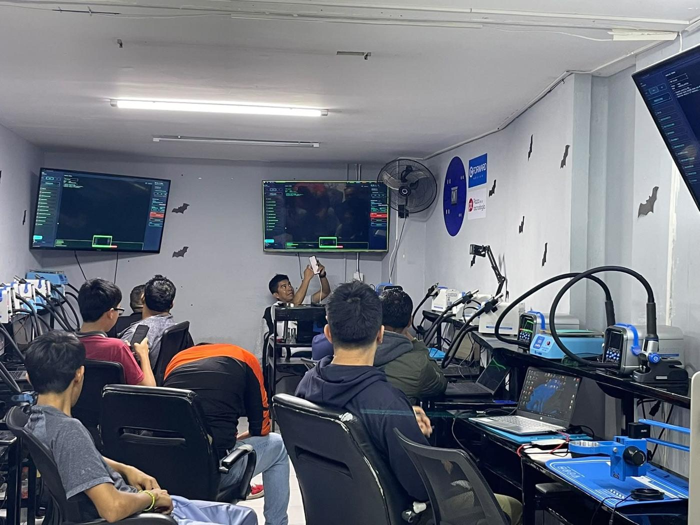 Alumnos en clase dentro del laboratorio de CMT